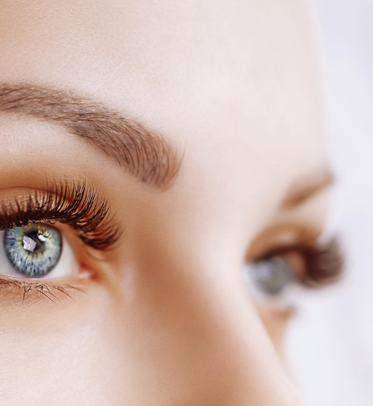 Gros plan sur les yeux et les sourcils d’une femme avec un maquillage permanent naturel