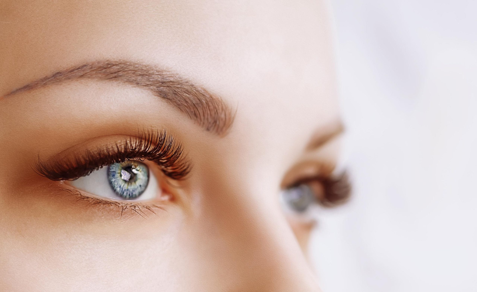 Gros plan sur les yeux et les sourcils d’une femme avec un maquillage permanent naturel