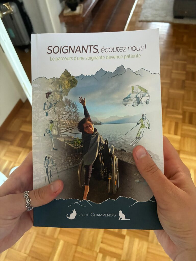 Livre Soignants, écoutez-nous ! de Julie Champenois tenu entre deux mains