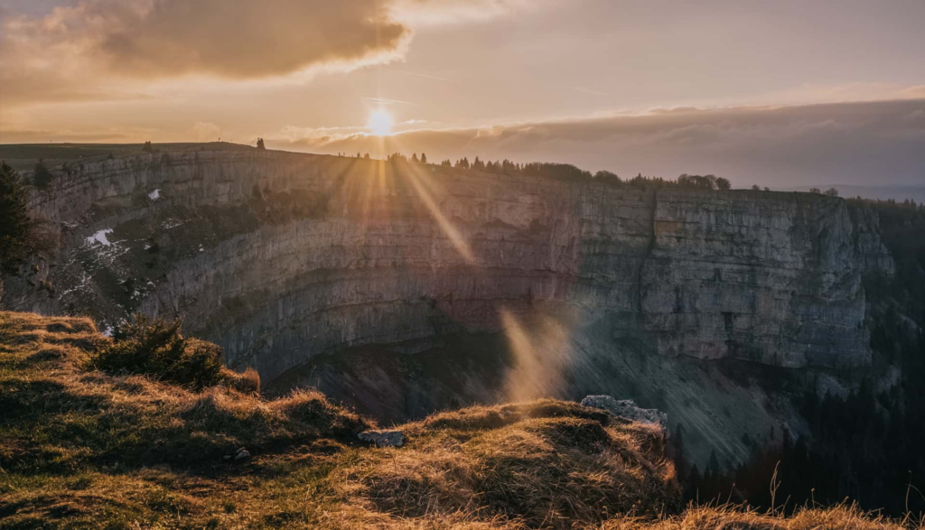 Vue du Creux-du-Van au coucher du soleil dans le Val-de-Travers en Suisse