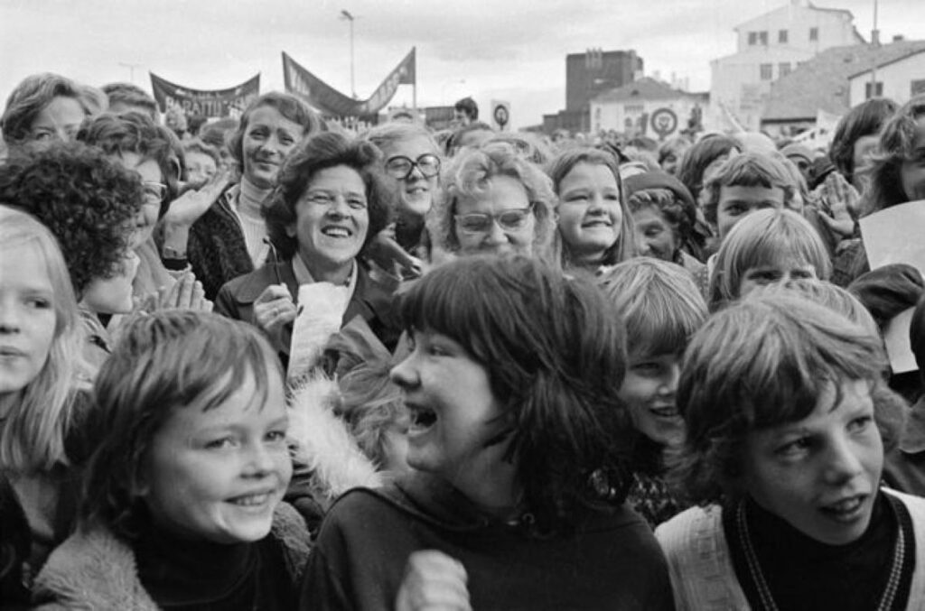 Femmes et enfants réunis lors du Women’s Day Off en Islande en 1975, mobilisation historique pour l’égalité.