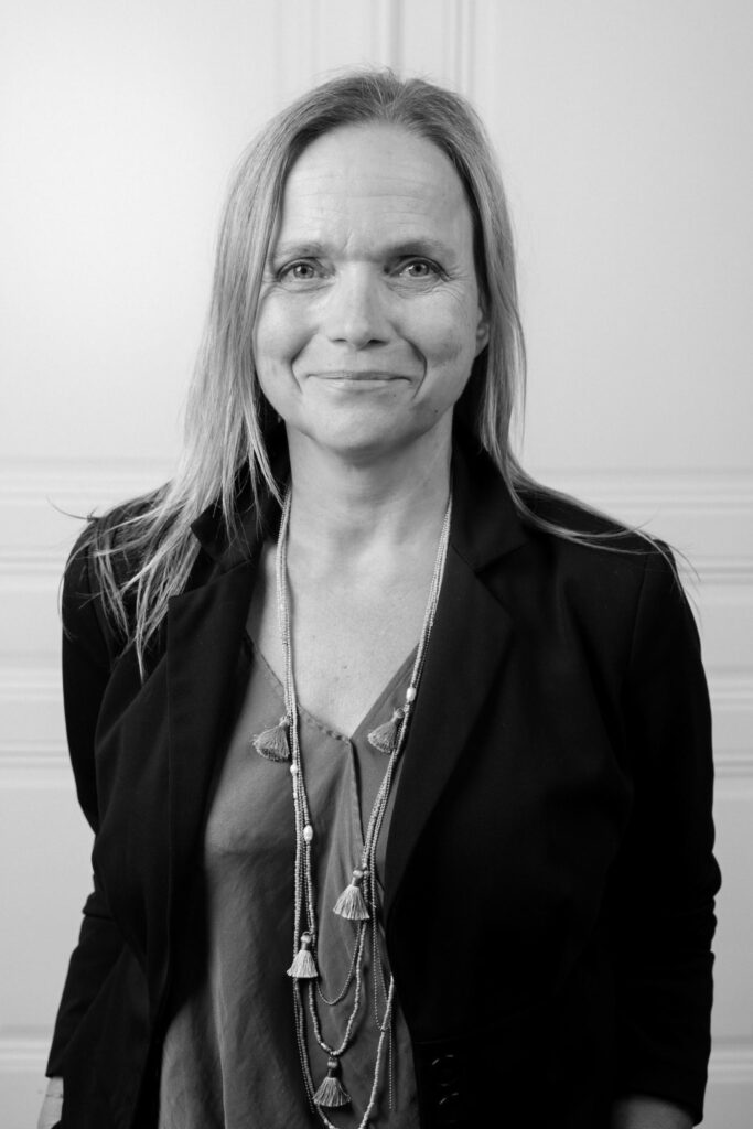 Portrait en noir et blanc de Sigolène Chavane, engagée dans le mouvement World with Women.