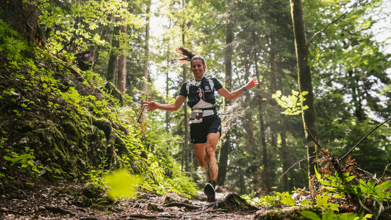 Traileuse courant sur un sentier forestier dans le cadre du Swiss Women’s Trail