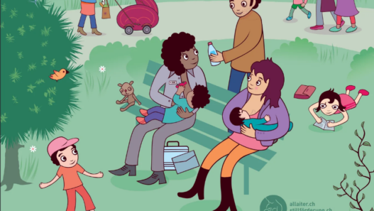 Mère allaitant son bébé dans un parc, entourée de familles, à l’occasion de la Semaine mondiale de l’allaitement 2026 en Suisse.