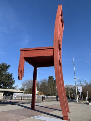 Broken Chair devant le Palais des Nations à Genève, lieu de rendez-vous annoncé pour la mobilisation World with Women du 13 octobre 2026.