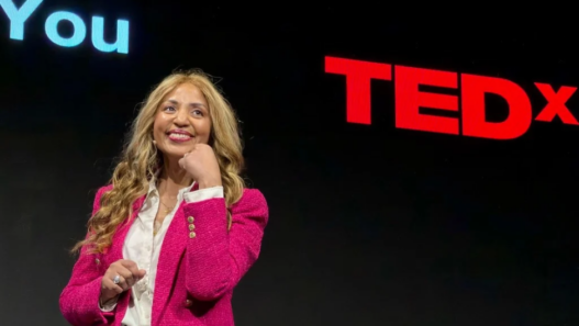 Leonilda Renaldo prenant la parole sur une scène TEDx à Genève