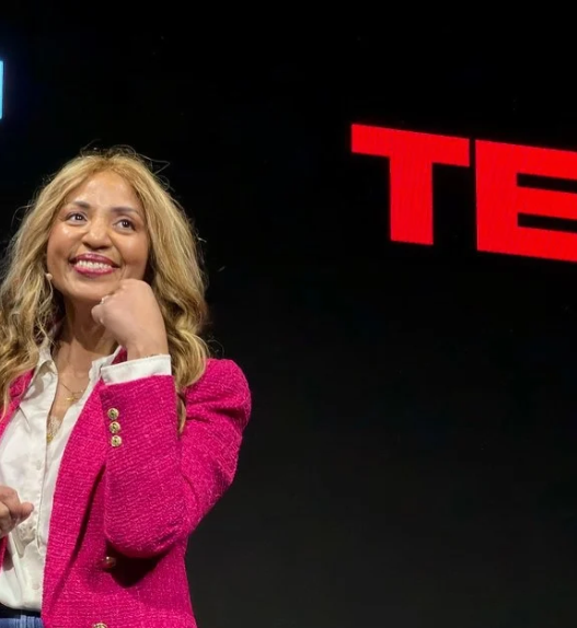 Leonilda Renaldo prenant la parole sur une scène TEDx à Genève