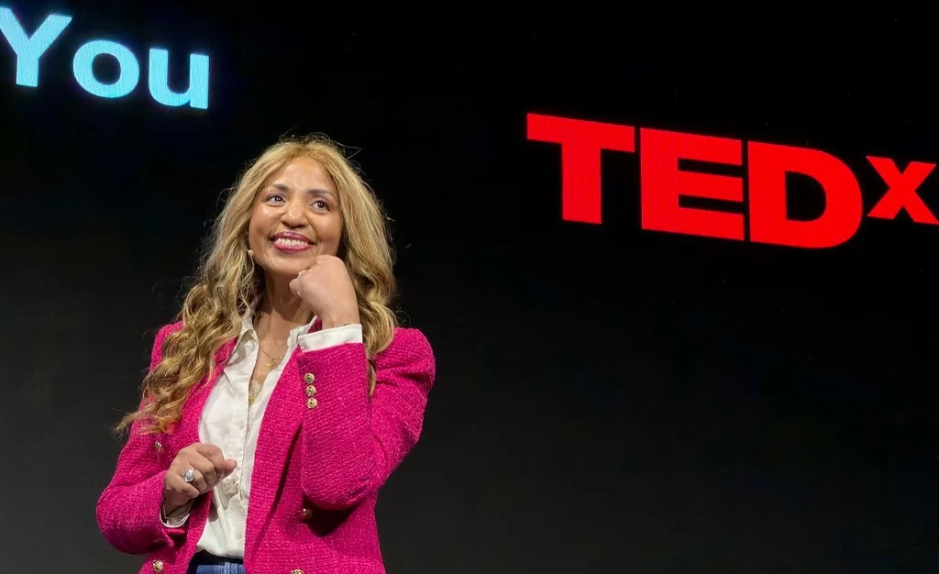 Leonilda Renaldo prenant la parole sur une scène TEDx à Genève