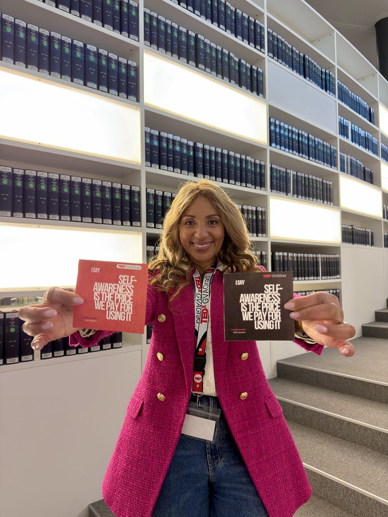 Leonilda Renaldo tenant deux cartes sur la self-awareness lors de l’événement TEDx à Genève