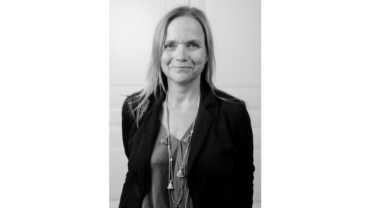 Portrait en noir et blanc de Sigolène Chavane, engagée dans le développement de World with Women en Suisse.