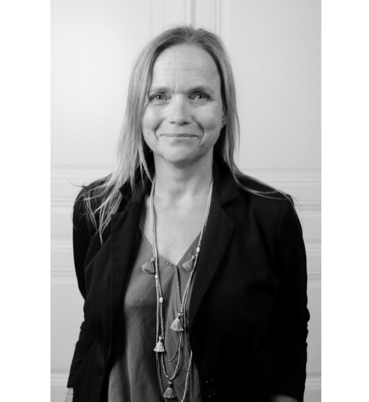 Portrait en noir et blanc de Sigolène Chavane, engagée dans le développement de World with Women en Suisse.
