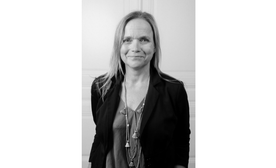 Portrait en noir et blanc de Sigolène Chavane, engagée dans le développement de World with Women en Suisse.