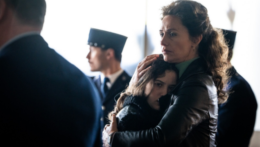 « Cécile de France, dans le rôle de Michèle Chevalier, serre sa fille Marie-Claire, incarnée par Saül Benchetrit, dans une scène du film L’Affaire Marie-Claire. »