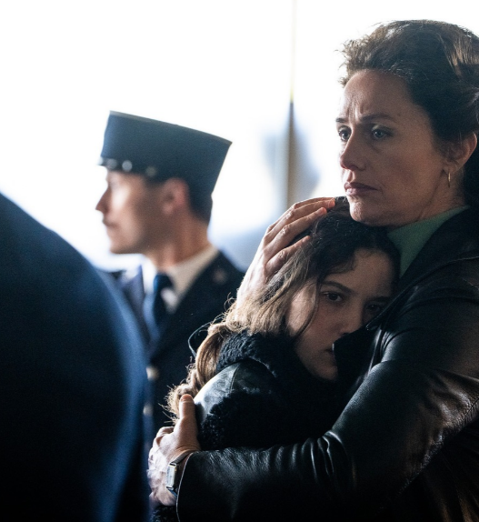 « Cécile de France, dans le rôle de Michèle Chevalier, serre sa fille Marie-Claire, incarnée par Saül Benchetrit, dans une scène du film L’Affaire Marie-Claire. »
