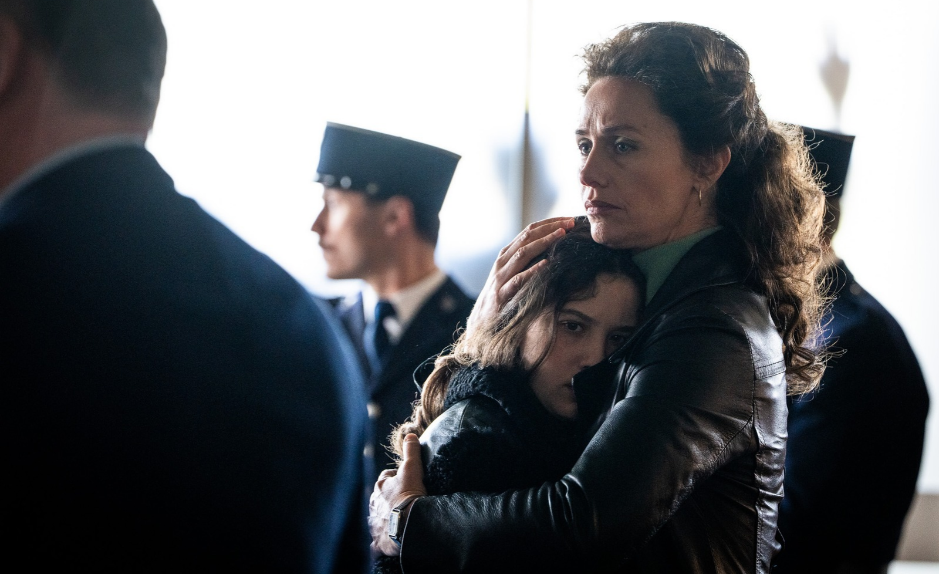 « Cécile de France, dans le rôle de Michèle Chevalier, serre sa fille Marie-Claire, incarnée par Saül Benchetrit, dans une scène du film L’Affaire Marie-Claire. »