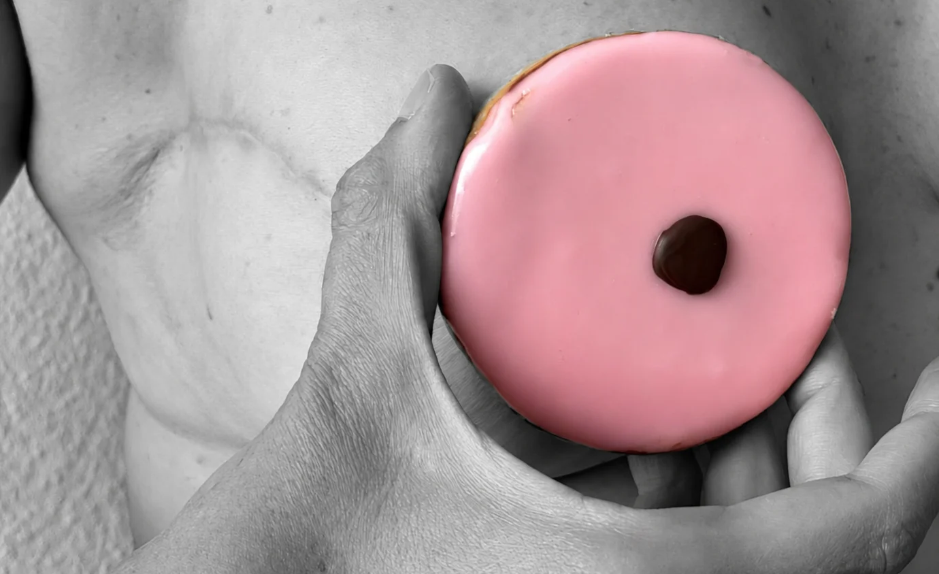 Carac rose tenu devant un torse en noir et blanc, illustration de sensibilisation au cancer du sein pour Octobre Rose.