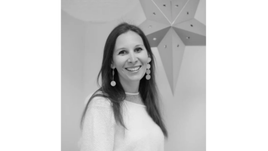 Portrait en noir et blanc de Céline Zorn, souriante, à l’occasion de son témoignage sur le cancer du sein pour Octobre rose.