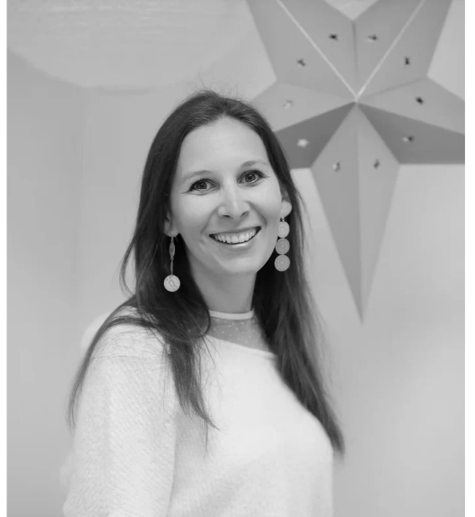 Portrait en noir et blanc de Céline Zorn, souriante, à l’occasion de son témoignage sur le cancer du sein pour Octobre rose.
