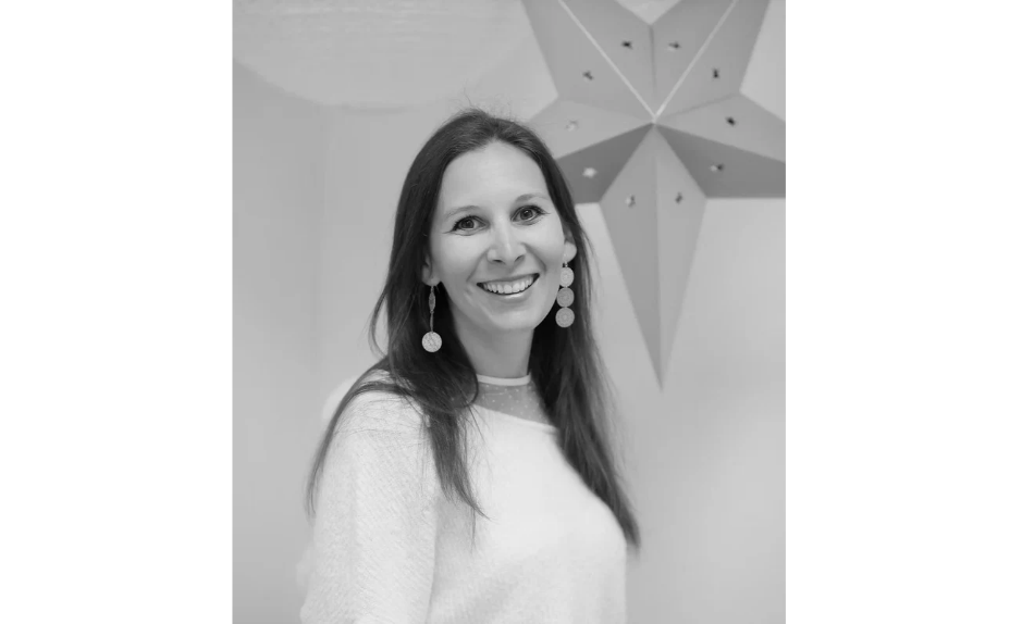 Portrait en noir et blanc de Céline Zorn, souriante, à l’occasion de son témoignage sur le cancer du sein pour Octobre rose.