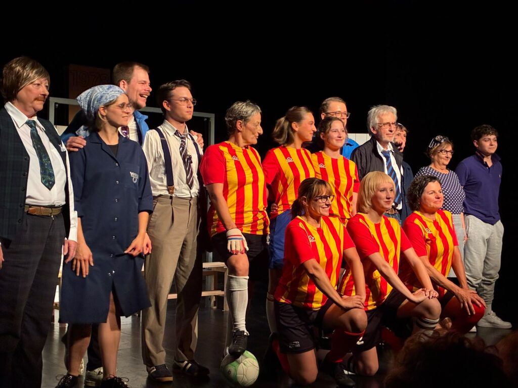 La troupe de La Catillon réunie sur scène après la représentation de Féminines à Treyvaux