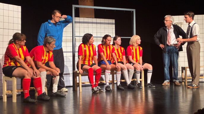 Scène de Féminines à Treyvaux avec les joueuses en maillots rouges et jaunes sur les bancs