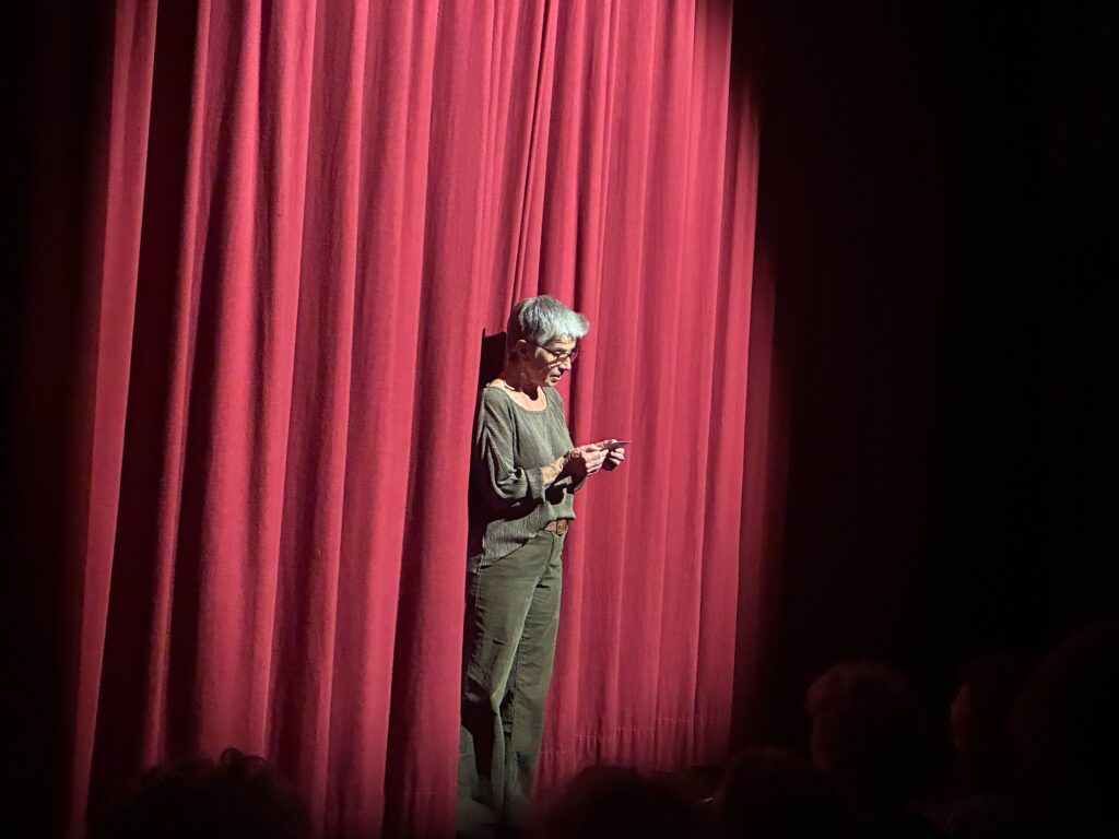 Monique Marmy s’adresse au public avant la représentation de Féminines au Théâtre de l’Arbanel