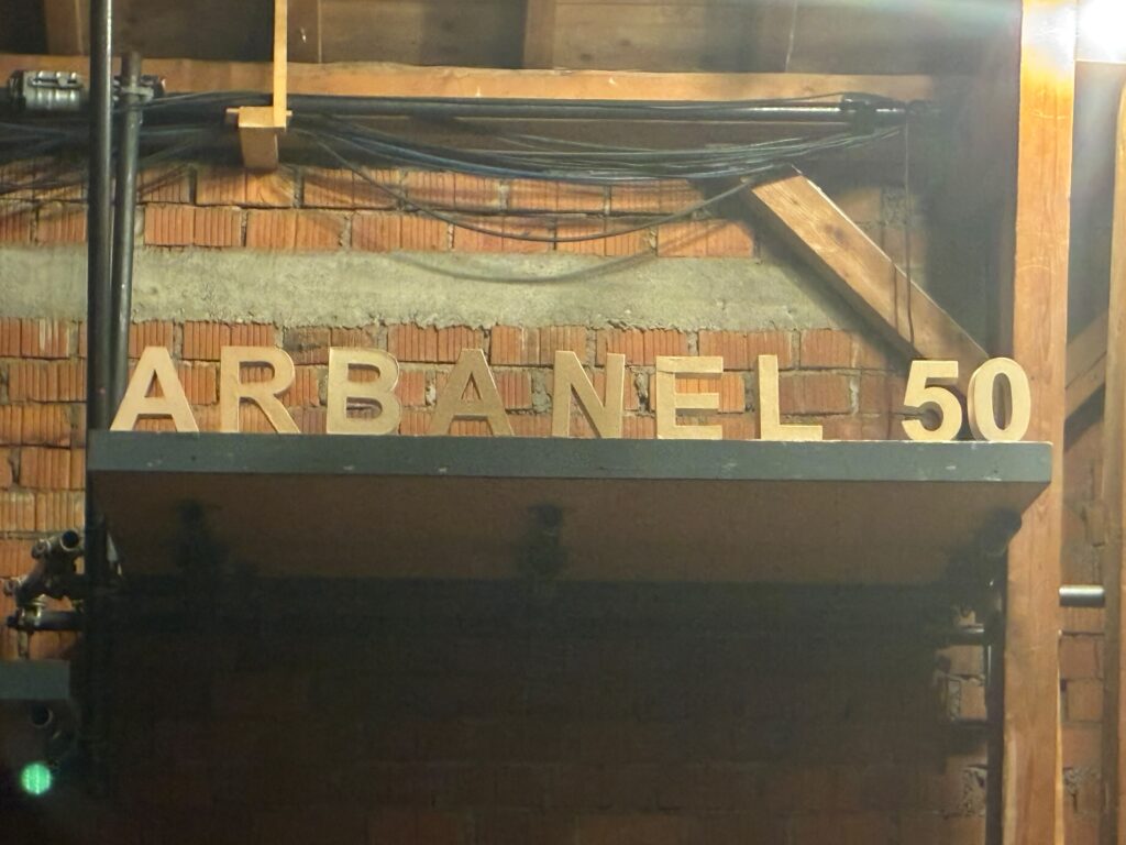Intérieur du Théâtre de l’Arbanel à Treyvaux avec l’inscription Arbanel 50
