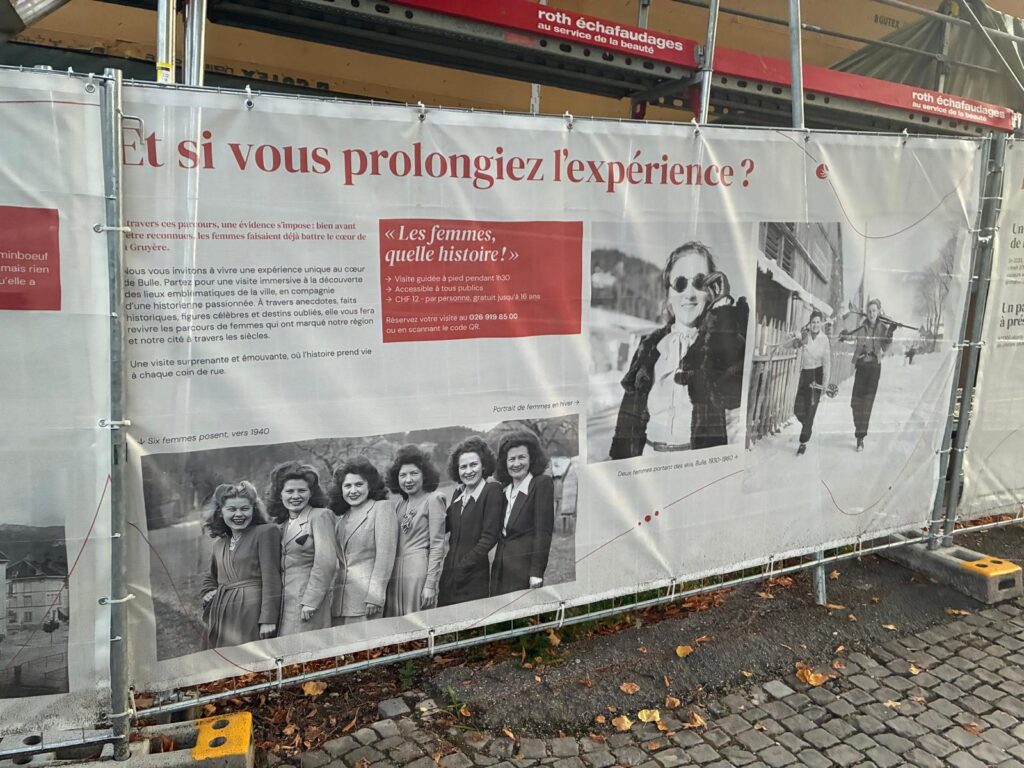 Panneau de la visite « Les femmes, quelle histoire ! » à Bulle, avec des photographies de femmes de la région